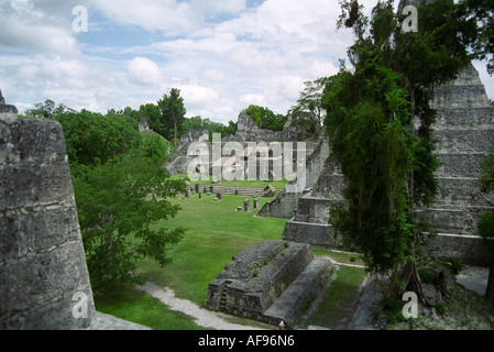 TIKAL GUATEMALA AMERICA CENTRALE Agosto guardando in giù sul complesso di tipo palacial edifici nelle rovine di questa grande città maya Foto Stock