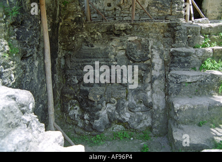 TIKAL GUATEMALA AMERICA CENTRALE agosto alcuni degli intricati intarsi scoperti in questa grande metropoli maya Foto Stock