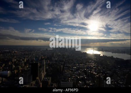Spettacolare vista dal ponte di osservazione 86a pavimento in prossimità della parte superiore dell'Empire State building guardando verso il sud di Manhattan nel gennaio 2006 Foto Stock