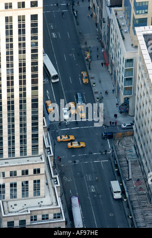 Visualizza in basso verso il quinto della quinta avenue ave da observation deck 86a pavimento in prossimità della parte superiore dell'Empire State building Foto Stock