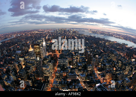 Vista serale del sud di Manhattan e del tramonto dal ponte di osservazione 86a pavimento in prossimità della parte superiore dell'Empire State Building nel 2005 Foto Stock