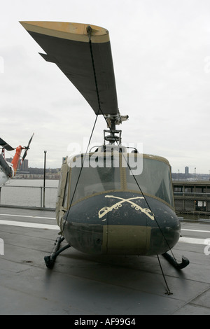 Bell UH 1A Huey sul display sul ponte di volo alla Intrepid Sea Air Space Museum New York City New York STATI UNITI D'AMERICA Foto Stock