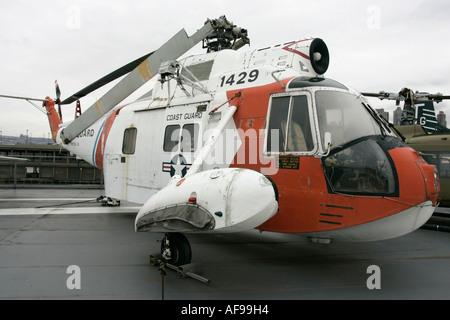 Sikorsky HH 52 Sea Guardian elicottero sul display sul ponte di volo alla Intrepid Sea Air Space Museum Foto Stock