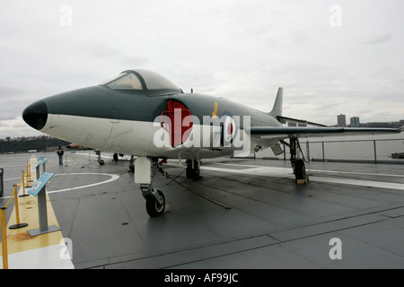 Il Supermarine F 1 Scimitar sul display sul ponte di volo alla Intrepid Sea Air Space Museum New York City New York STATI UNITI D'AMERICA Foto Stock