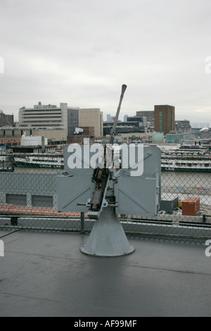 Piazzole per cannoni sul ponte di volo della USS Intrepid alla Intrepid Sea Air Space Museum New York City New York STATI UNITI D'AMERICA Foto Stock