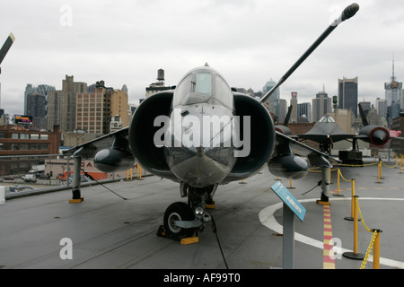 Hawker Siddeley AV 8C Harrier sul display sul ponte di volo alla Intrepid Sea Air Space Museum New York City New York STATI UNITI D'AMERICA Foto Stock