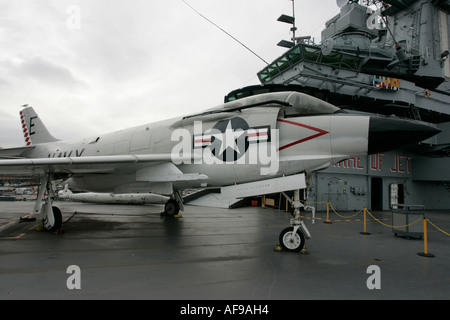 McDonnell F3H 2N F 3B demonio sul ponte di volo sul display alla Intrepid Sea Air Space Museum New York City New York STATI UNITI D'AMERICA Foto Stock