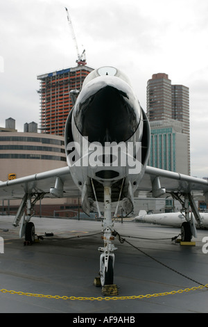 McDonnell F3H 2N F 3B demonio sul ponte di volo sul display alla Intrepid Sea Air Space Museum New York City New York STATI UNITI D'AMERICA Foto Stock