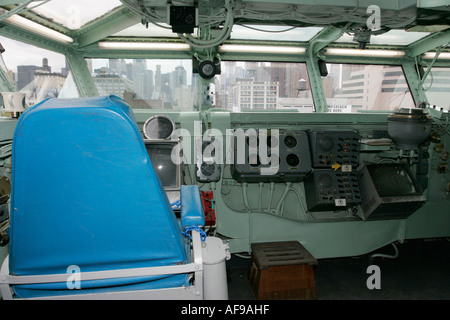 Ponte della USS Intrepid guardando a Manhattan alla Intrepid Sea Air Space Museum New York City New York STATI UNITI D'AMERICA Foto Stock