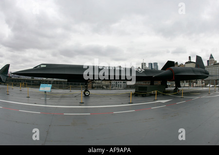 Lockheed A 12 Blackbird sul ponte di volo della USS Intrepid alla Intrepid Sea Air Space Museum Foto Stock