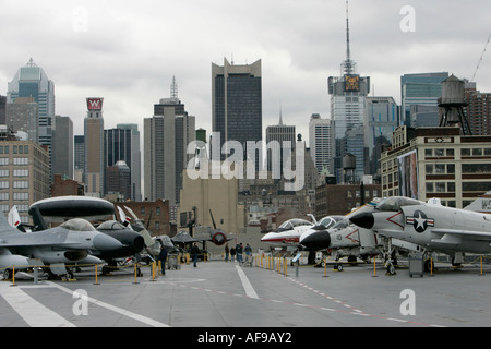 Vista di Manhattan dal ponte di volo della USS Intrepid alla Intrepid Sea Air Space Museum New York City New York STATI UNITI D'AMERICA Foto Stock