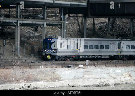 Metro North railroad il treno si avvicina spuyten duyvil station sotto il ponte supporta vicino al fiume sulla linea di hudson Foto Stock