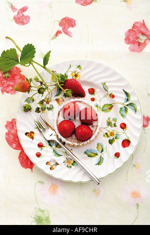 Fragola tartlett sulla piastra, close-up Foto Stock