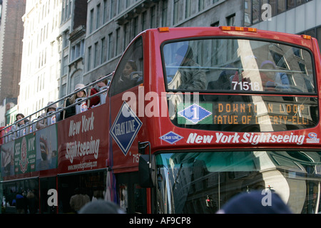 I turisti sulla parte superiore di un Gray Line new york sightseeing a sommità aperta sul bus il downtown loop new york city new york STATI UNITI D'AMERICA Foto Stock