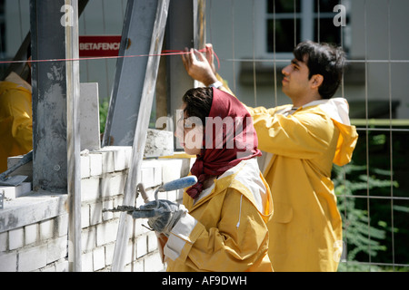 Progetto di costruzione con studenti provenienti da Iran all Università di Wuppertal imparano e costruire una casa quakeproof qui Foto Stock