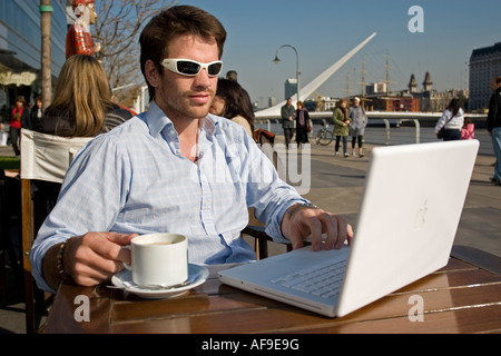 Uomo con notebook in Puerto Madero Buenos Aires Foto Stock