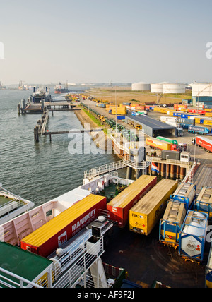 Europoort porto di Rotterdam, Paesi Bassi, Europa con autocarri di salire a bordo di un traghetto Foto Stock