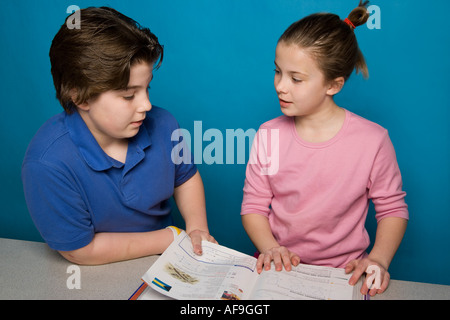 I fratelli si aiuta a vicenda con compiti. Foto Stock