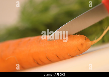 Una fotografia di stock di una carota Getting tagliate con un coltello Foto Stock