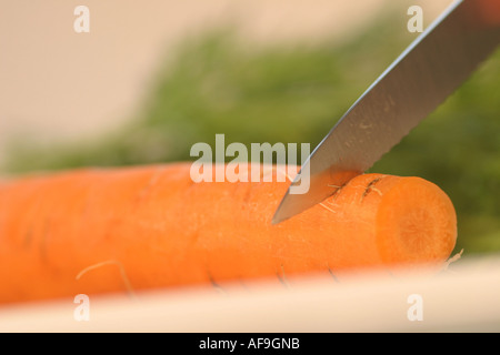 Una fotografia di stock di una carota Getting tagliate con un coltello Foto Stock