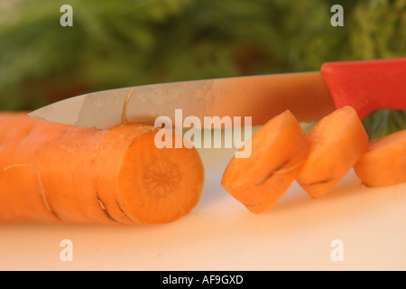 Una fotografia di stock di una carota Getting tagliate con un coltello Foto Stock