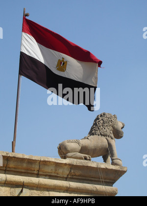 Bandiera egiziana accanto a Lion, il Cairo, Egitto, Kairo Foto Stock