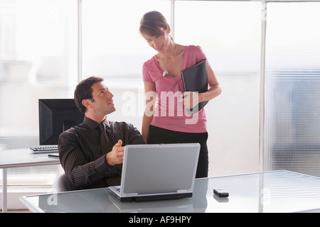 Business donna e uomo che lavora sul computer portatile, il lavoro di squadra Foto Stock