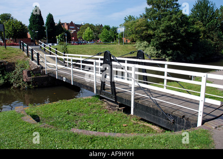 Ponte su Droitwich Canal in vigne Park, DROITWICH, WORCESTERSHIRE, England, Regno Unito Foto Stock