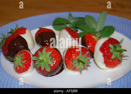 Gormet deserto e delle fragole coperte di cioccolato con panna Foto Stock