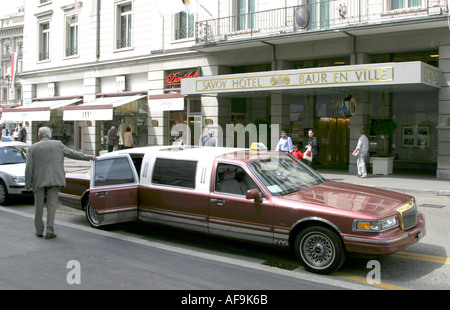 Stretch Limousine di fronte al Savoy Hotel di Zurigo, Svizzera Foto Stock