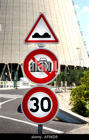 EDF Cruas Meysse nucleari di generazione elettrica impianto lungo il fiume Rodano in Francia fotocamera nessuna foto Foto Stock