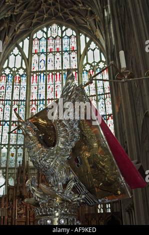Leggio e vetrata cattedrale di Gloucester Foto Stock