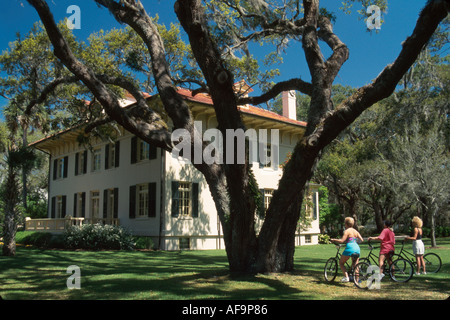 Georgia Peach state, Sea Water Islands Jekyll Island Historic District Goodyear Cottage, costruito 1906 stucco live querce bikers, bicicletta, bicicletta, equitazione, biki Foto Stock