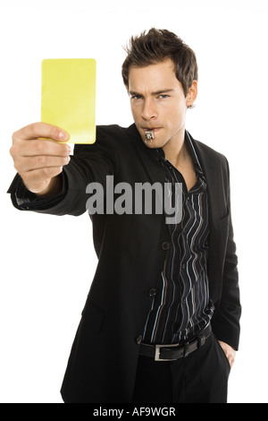 Giovane uomo che mostra scheda gialla, close-up Foto Stock