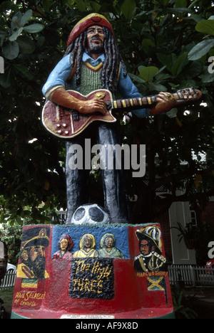 Giamaica,Giamaicano,Mare dei Caraibi,acqua,Tropici,clima caldo,Kingston,Museo Bob Marley,storia,statua di cemento,arte pubblica,memoriale,dall'artista Jah B. Foto Stock