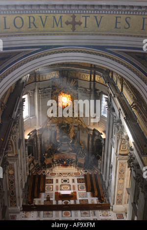 Interno della Basilica di San Pietro con l'Altare Maggiore Foto Stock