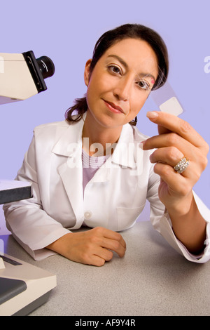 Geneticall alimenti modificati o scienziato ricercatore medico azienda campione. Foto Stock