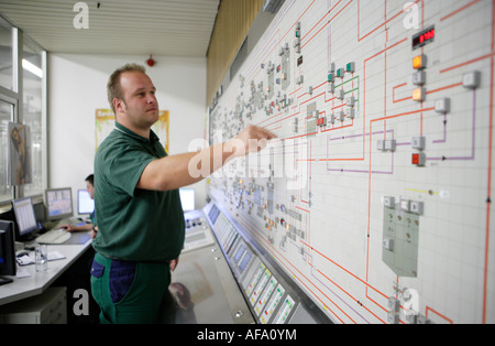 Brauerei C un Veltins GmbH und Co Il birraio e maltster Mike Brill nella cantina del filtro nei tini di filtrazione Foto Stock