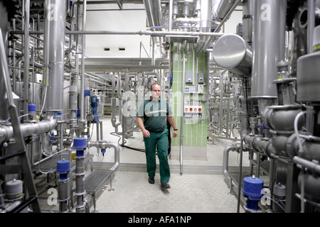 Brauerei C un Veltins GmbH und Co Il birraio e maltster Mike Brill nella cantina del filtro nei tini di filtrazione Foto Stock