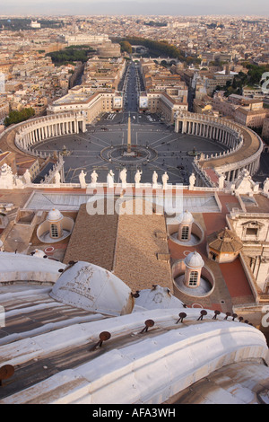 La spettacolare vista di Piazza San Pietro e a Roma dalla cupola della Basilica di San Pietro in Vaticano. Foto Stock
