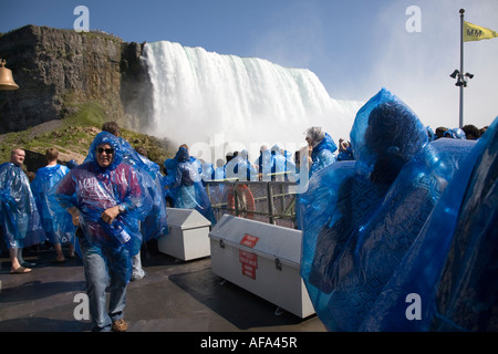 Passeggero in blue Raincoats sul 'Maiuto della nebbia' tour in barca per immettere le Cascate Ferro di Cavallo Canadesi alle Cascate del Niagara, Foto Stock