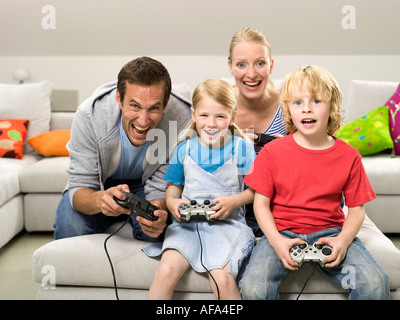 Famiglia giocando compouter gioco Foto Stock
