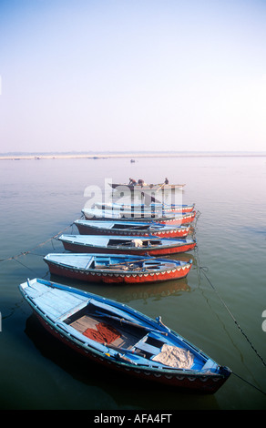 Colorate imbarcazioni a remi sulle rive del Gange, Varanasi, Uttar Pradesh, India Foto Stock