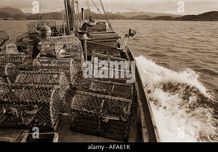 Seppia monocroma oscurata colpo di barca da pesca rubrica home verso Lochinver con il giorno s di cattura con le nasse impilati sul ponte Foto Stock