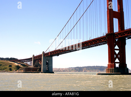 Vista dalla Baia di San Francisco del Golden Gate Bridge southern span e Fort Point al di sotto del ponte Foto Stock