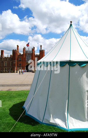 Stile medievale tenda piantato dal cancello principale, Hampton Court Palace,Hampton, Greater London, England, Regno Unito Foto Stock