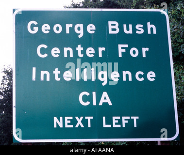Segno di traffico: George Bush Centro per l'intelligenza, CIA, successiva a sinistra Foto Stock