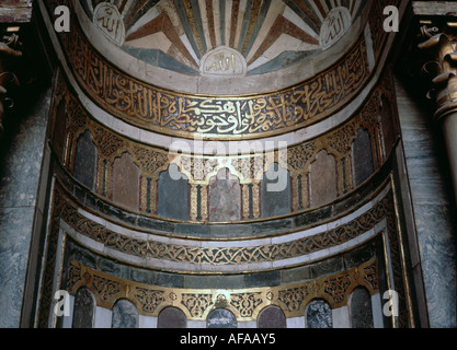 Sultan Hasan complessa, dettaglio di intarsio marmoreo del mihrab in qibla iwan, Il Cairo, Egitto Foto Stock