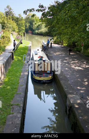 Houseboat passando attraverso il blocco di Isis sulla Oxford Canal 2 Foto Stock