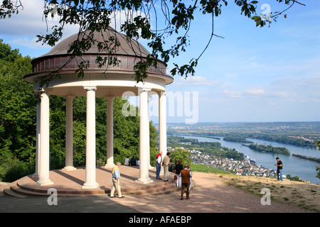 Tempio vicino Monumento Niederwald affacciato sulla città Rudesheim nella valle del fiume Reno in Germania Foto Stock